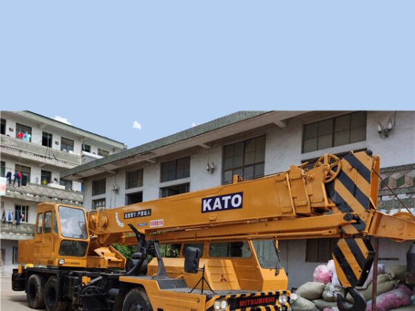 Xe cẩu bánh lốp 25 tấn – Cẩu Kato