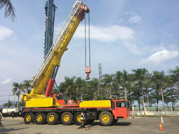 Xe cẩu bánh lốp 160 tấn – Liebherr