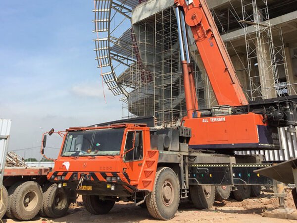 Xe cẩu bánh lốp 250 tấn