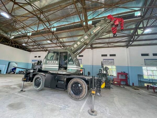 Xe cẩu bánh lốp 4.9 tấn
