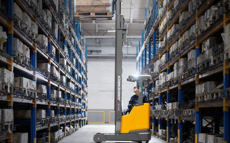 Xe Nâng Điện Đứng Lái Và Ngồi Lái: Nên Chọn Loại Nào?