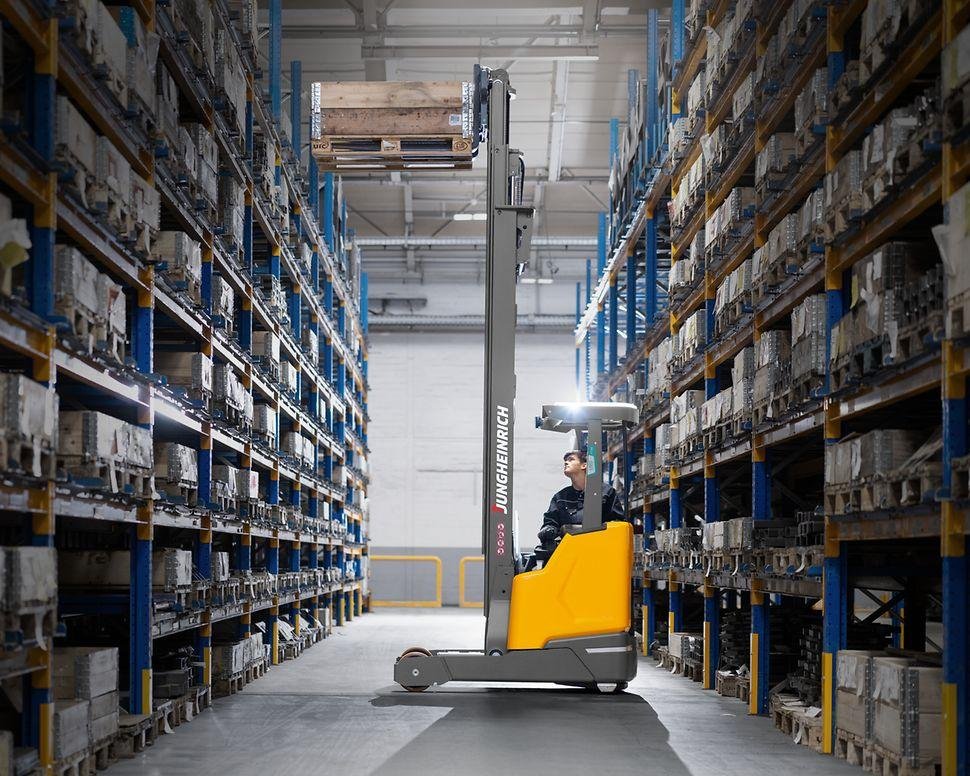 Xe Nâng Điện Đứng Lái Và Ngồi Lái: Nên Chọn Loại Nào?