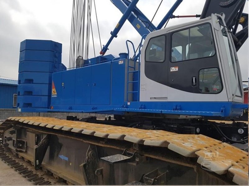 Xe cẩu bánh xích 200 tấn