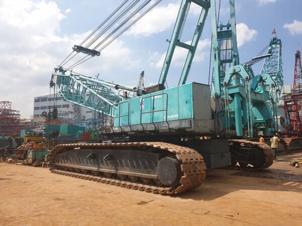 Xe cẩu bánh xích 250 tấn