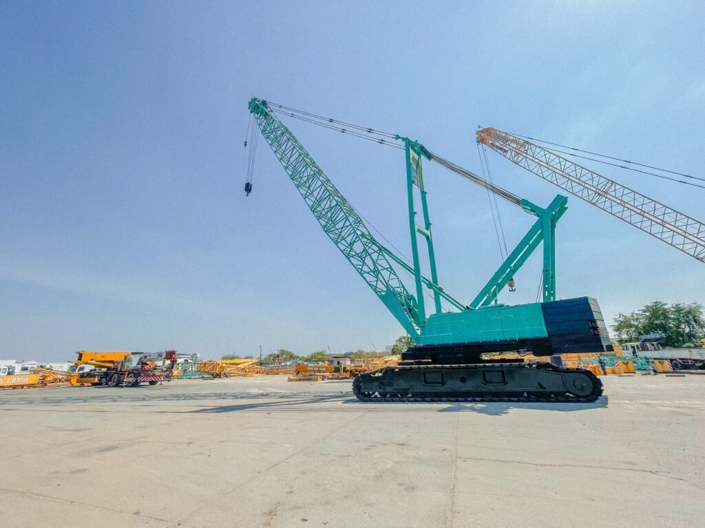 Xe cẩu bánh xích 300 tấn