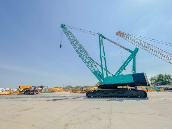Xe cẩu bánh xích 300 tấn