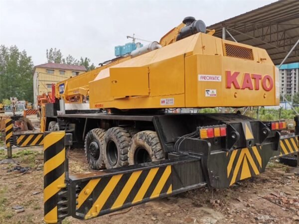 Xe cẩu bánh lốp 100 tấn – Cẩu Kato