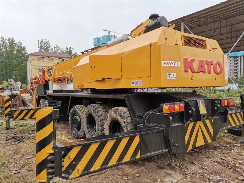 Xe cẩu bánh lốp 100 tấn – Cẩu Kato