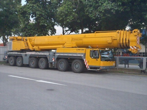 Xe cẩu bánh lốp 300 tấn