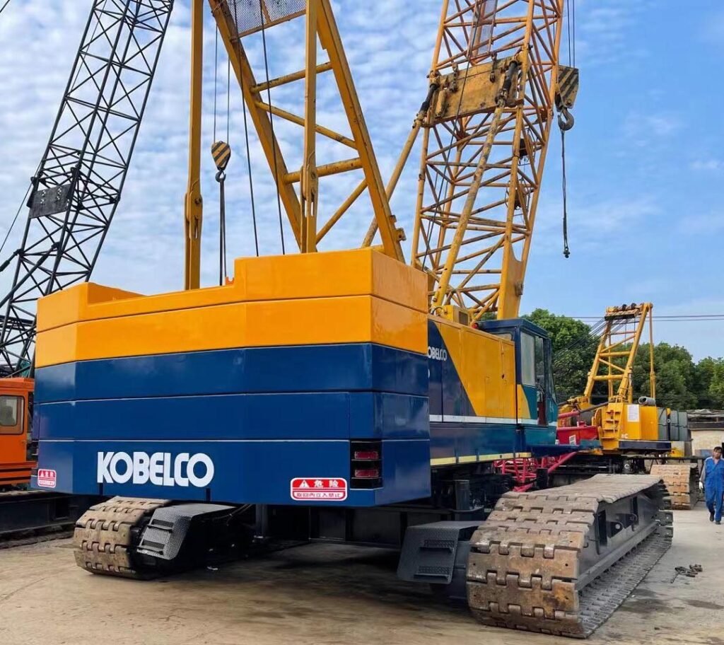 Xe cẩu bánh xích 150 tấn
