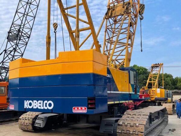 Xe cẩu bánh xích 150 tấn